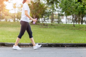 Perlengkapan jalan sehat yang perlu dibawa pemula berupa sepatu olahraga yang nyaman.