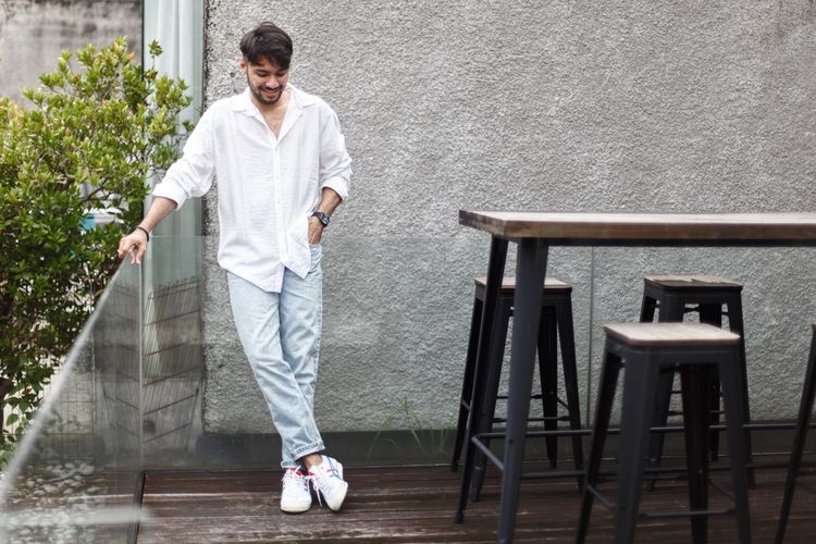 model kaos yang cocok untuk pria kurus