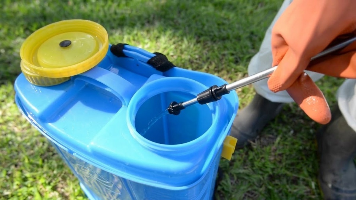 cara membersihkan tangki sprayer